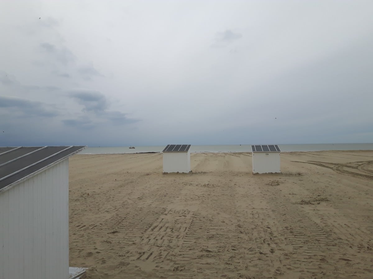 Lente in Oostende: de eerste cabines verschijnen weer op het strand. De strandcabines staan er van half maart tot eind september.