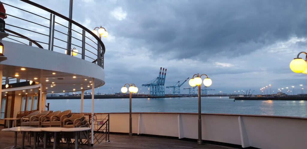 M/S Astoria vaart haven Zeebrugge binnen na cruise