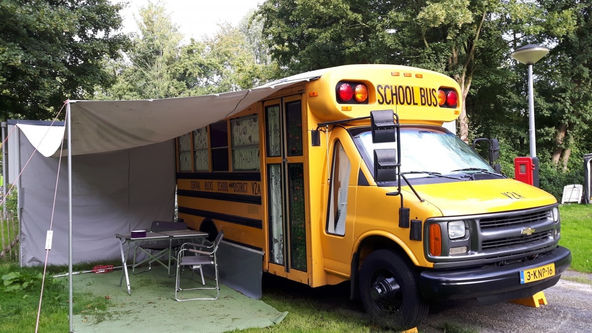 Amerikaanse schoolbus - uniek logeren bij Buytenplaets Zuydersee
