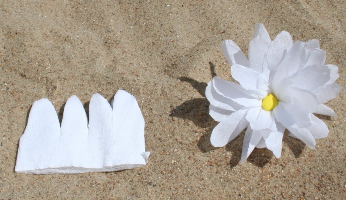Witte bloem uit crêpepapier