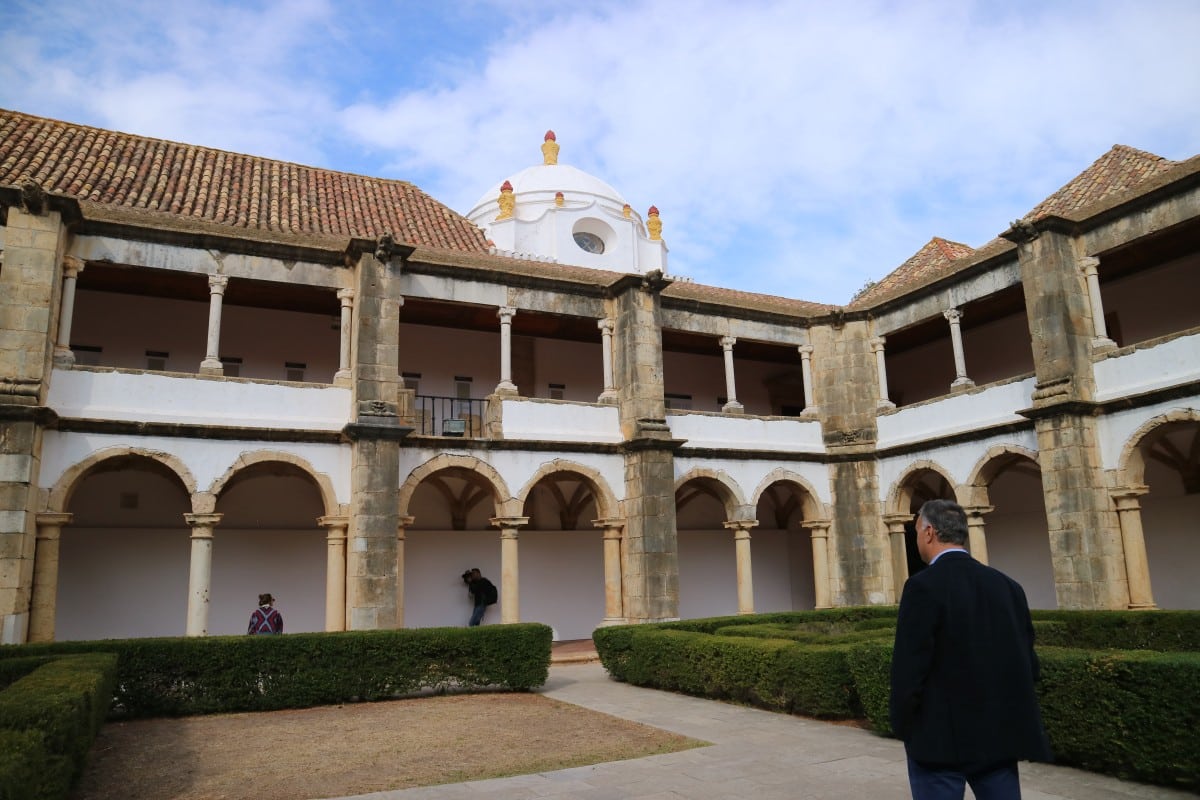 Museu Arquelogico dat in het 16e eeuwse oude klooster Nossa Senhora da Assuncao