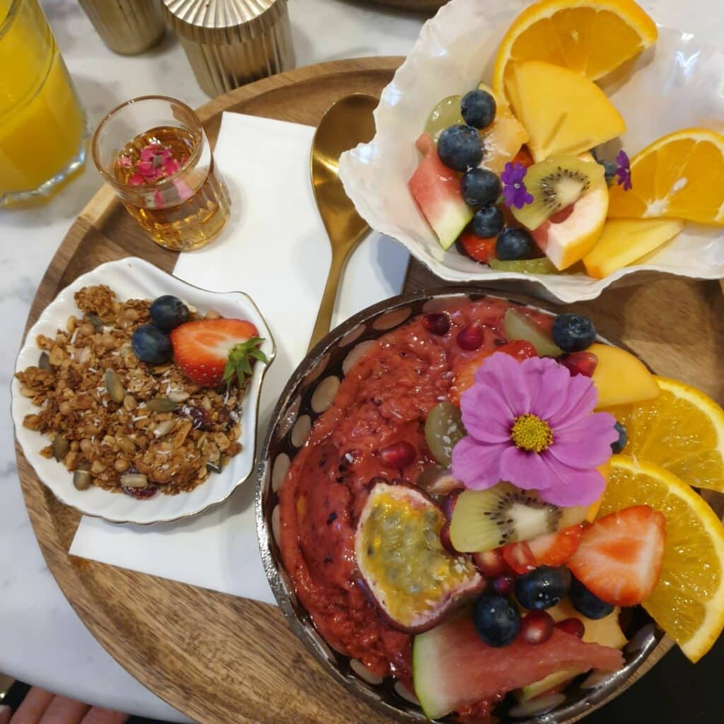 Het Hawaiaanse ontbijt bij Zuske in Oostende bestaat uit een smoothie bowl, granola, vruchtensalade en veel meer.