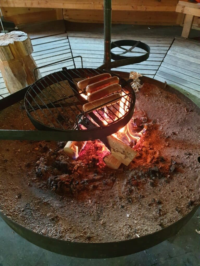 Hotdogs klaarmaken boven het vuur.