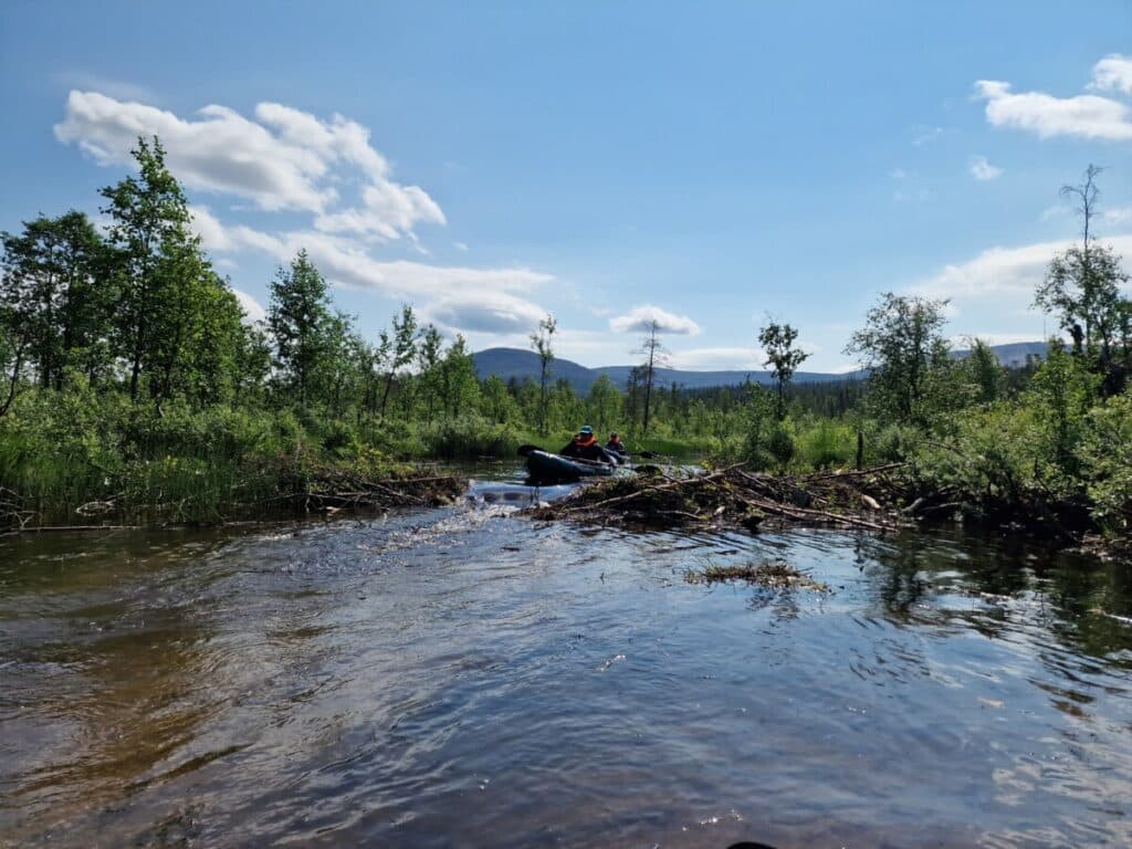 Packraften op een rivier. Foto: Sandra van Stralend Finland.