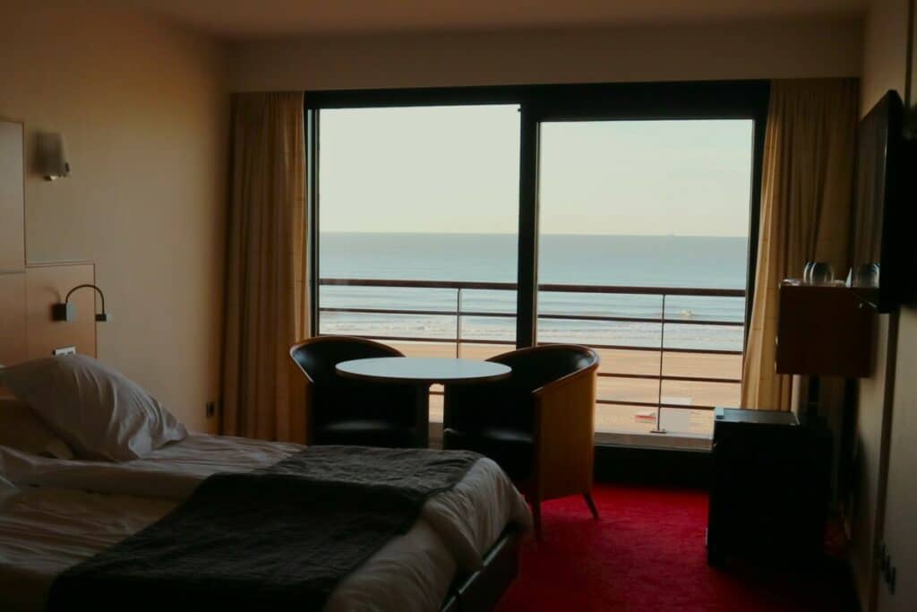 In Blankenberge logeerde ik bij Hotel Riant-Séjour. Ik verbleef er in deze kamer met zicht op zee. Genieten van het weidse uitzicht en de zonsondergang vanop het balkon. 
